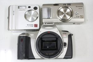 キヤノン / Canon EOS Kiss III とか フジフイルム の Super CCDのコンパクトデジタルカメラとか買い取ってますよ！